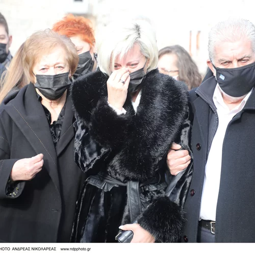 Κηδεία Γιώργου Τράγκα | Ράκος και υποβασταζόμενη η σύζυγός του στο τελευταίο αντίο