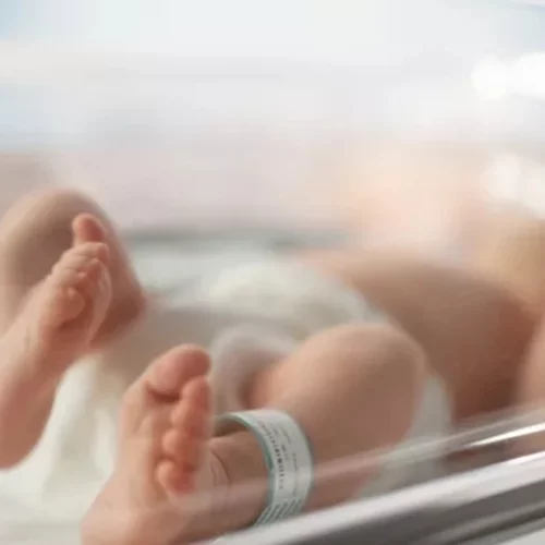 Γιαγιά στην Κρήτη γέννησε το εγγόνι της | Πώς μπορεί μια γυναίκα να κυοφορήσει σε μεγάλη ηλικία;