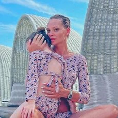 Η Υβόννη Μπόσνιακ φωτογραφίζει την κόρη της, Ελένη, στην παραλία