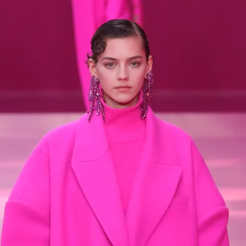 Γιατί αξίζει να επενδύσεις στο hot pink φέτος την άνοιξη και ποια κομμάτια να επιλέξεις