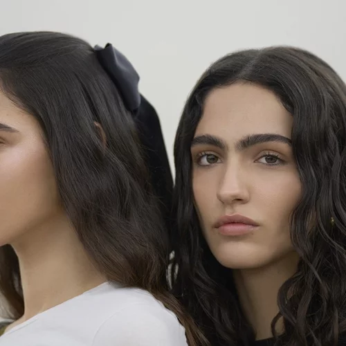 Το αξεσουάρ μαλλιών που θα φοράμε όλο το 2024 σύμφωνα με τον οίκο Chanel