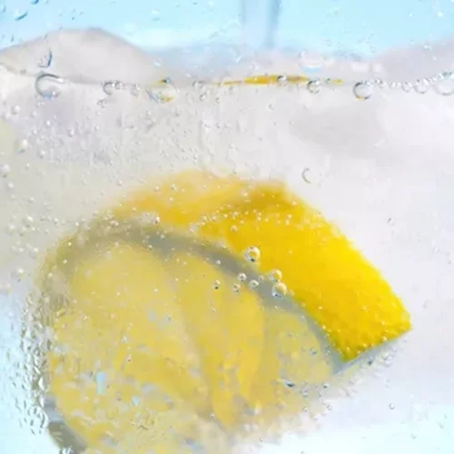 Γιατί δεν πρέπει να πίνεις παγωμένο νερό στον καύσωνα;