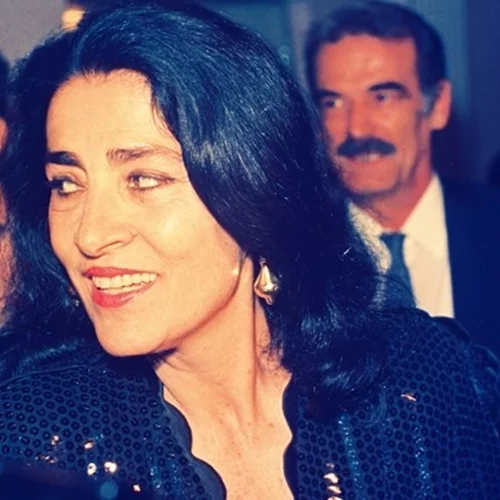 57 χρόνια πριν | Η Ειρήνη Παππά ποζάρει με vintage φόρεμα πλάι στον Kirk Douglas