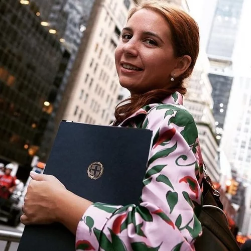 Κύρα Κάπη: Ποια είναι η Διευθύντρια επικοινωνίας του Κυριάκου Μητσοτάκη που βρίσκεται πίσω από το TikTok του Πρωθυπουργού;