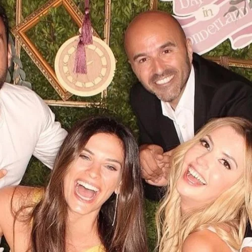 Η Χριστίνα Μπόμπα και ο Σάκης Τανιμανίδης είναι οι πιο εντυπωσιακοί καλεσμένοι | Ο γάμος στην Αθηναϊκή Ριβιέρα