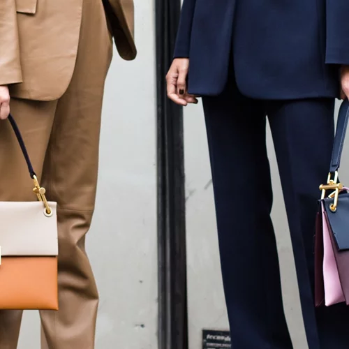 Η κομψή τσάντα από Massimo Dutti που ταιριάζει με κάθε look και θα βρεις σε έκπτωση