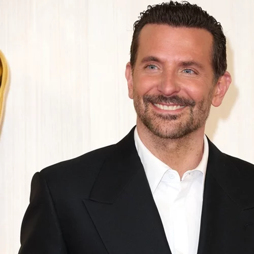 Bradley Cooper | Για ακόμη μία φορά συνοδευόταν στα Όσκαρ από τη μαμά του