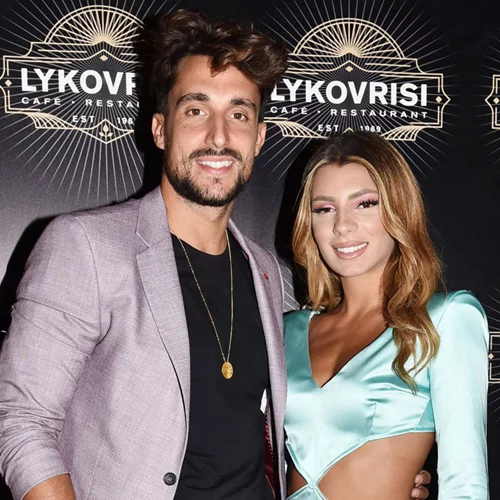 Γενέθλια για τη Μαριαλένα Ρουμελιώτη | Με μίνι γαλάζιο φόρεμα και τον Σάκη Κατσούλη στο πλευρό της