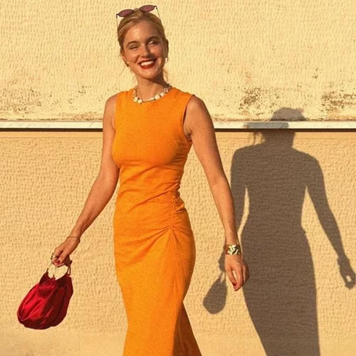 Καλεσμένη σε γάμο τον Σεπτέμβριο; | Η Νατάσα Εξηνταβελόνη προτείνει την ιδανική απόχρωση στο φόρεμα σου για αυτή την εποχή