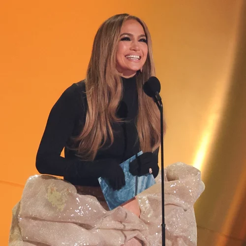 Η Jennifer Lopez εμφανίστηκε στο after party των Grammys με δημιουργία ελληνικού brand