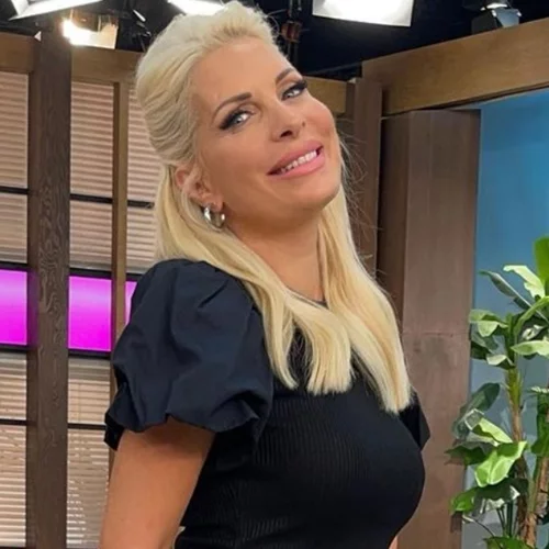 Η Ελένη Μενεγάκη φόρεσε τη Marks & Spencer φούστα που δεν θα αποχωριστείς το φθινόπωρο