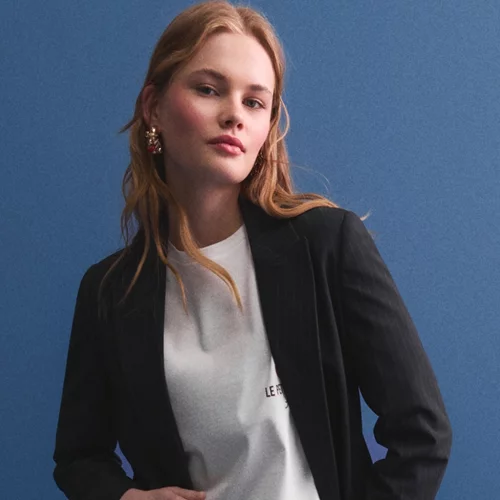 Αυτό το navy pinstripe κοστούμι από τη Stradivarius είναι η πιο κομψή επένδυση για το office wear της άνοιξης