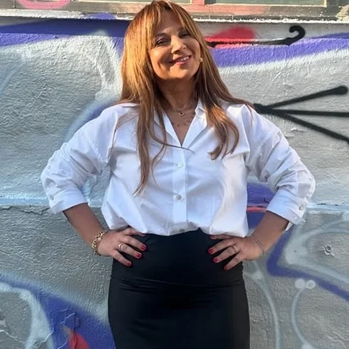 Έχεις διάθεση να βγεις για χορό; Η Νάνσυ Ζαμπέτογλου φόρεσε τη φούστα από τη Massimo Dutti που είναι ιδανική για την περίσταση