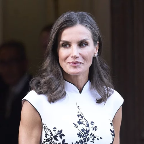 Βασίλισσα Letizia | Το total Zara σύνολό της στο πιο fashionable χρώμα της σεζόν