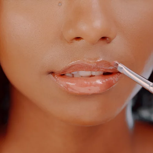 Glass lips | Η νέα τάση μακιγιάζ που κάνει τα χείλη να δείχνουν σούπερ λαμπερά και σαρκώδη
