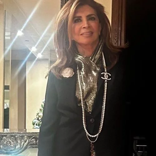 Μιμή Ντενίση | Χαμογελαστή στο στολισμένο σαλόνι του σπιτιού της