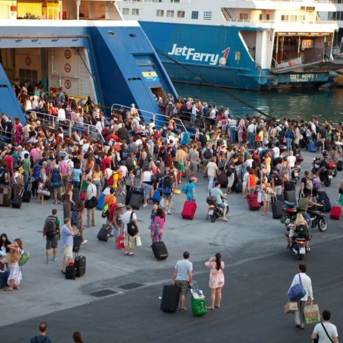 Πειραιάς | Ουρές και αυστηροί έλεγχοι στο λιμάνι - Φεύγουν οι αδειούχοι του Δεκαπενταύγουστου [εικόνες]