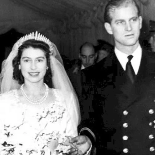 Το νυφικό της βασίλισσας Ελισάβετ Β’ θα παρουσιαστεί σε έκθεση μόδας στο Μπάκιγχαμ