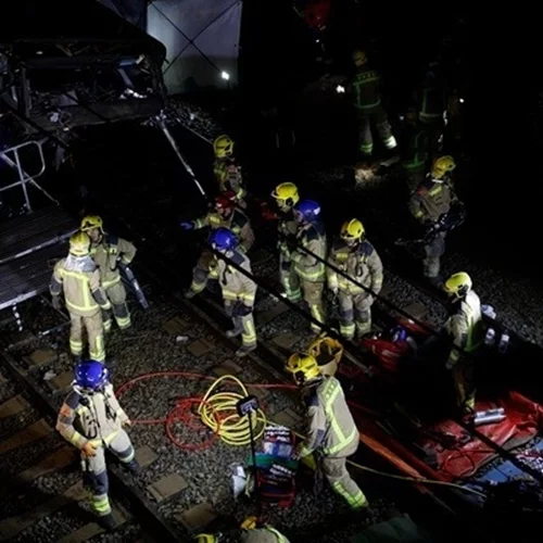 Εκτροχιασμός επιβατικής αμαξοστοιχίας στην Ισπανία – Νεκρός ο μηχανοδηγός