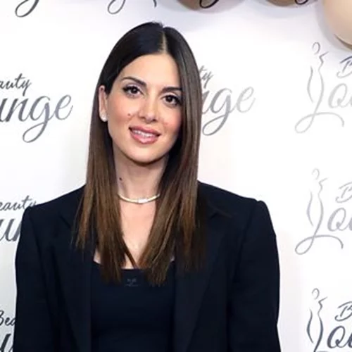 Η Σταματίνα Τσιμτσιλή φόρεσε το πιο "δύσκολο" χρώμα της άνοιξης και βγήκε ασπροπρόσωπη