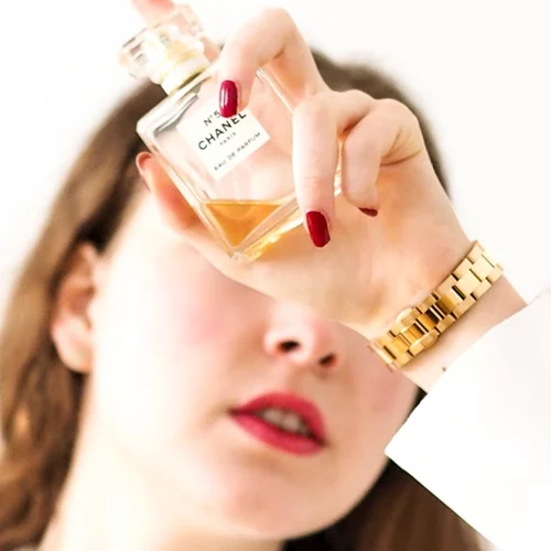 Το μικρό μυστικό που θα κάνει το άρωμά σου να διαρκεί όλη τη μέρα