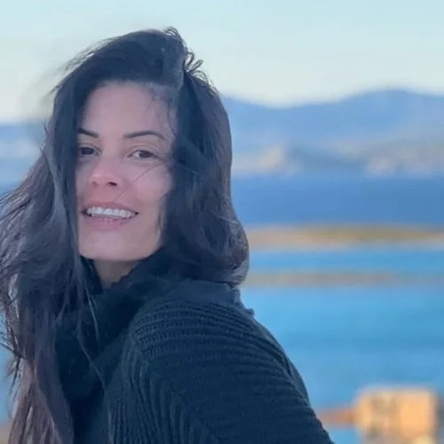 Woman in red | Η Μαρία Κορινθίου αμακιγιάριστη, με κότσο και σέξι crop top