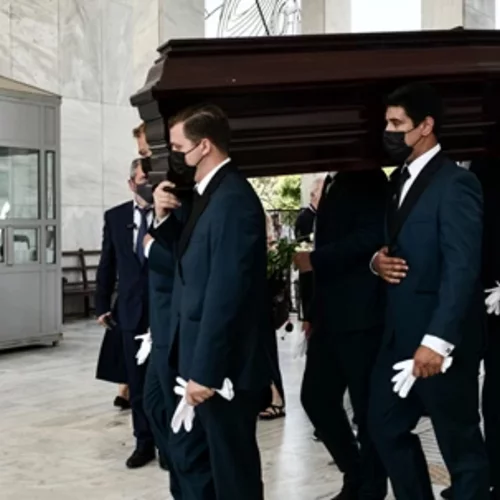 Κηδεία Τόλη Βοσκόπουλου: Σε κλίμα οδύνης το τελευταίο αντίο στον μεγάλο Έλληνα τραγουδιστή