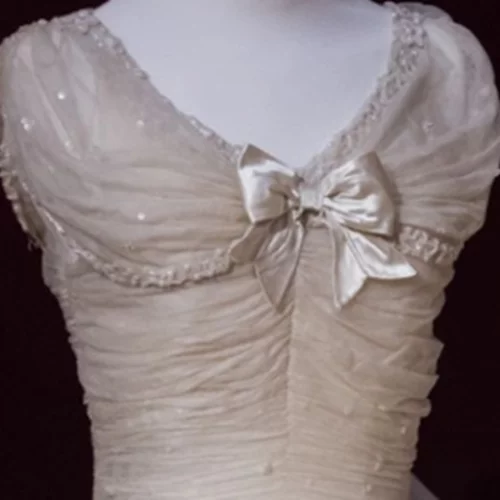 Tο φόρεμα παρανύμφου στον γάμο της βασίλισσας Ελισάβετ πωλήθηκε σε δημοπρασία