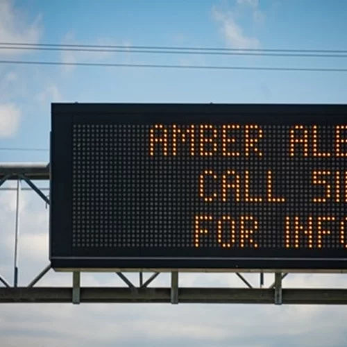 "Amber Alert" | Η αληθινή υπόθεση δολοφονίας του 14χρονου κοριτσιού πίσω από το παγκόσμιο δίκτυο συναγερμού