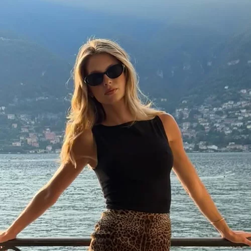 Η Αμαλία Κωστοπούλου με mini leopard φούστα | Η έξυπνη συμβουλή μόδας για να αναδείξεις τα πόδια σου