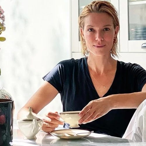 Η Βίκυ Καγιά προτείνει έναν μοντέρνο τρόπο για να φορέσουμε το biker shorts την άνοιξη