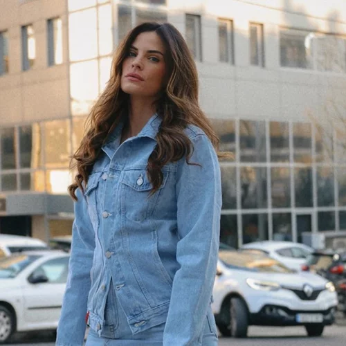 Η Χριστίνα Μπόμπα με το cozy μπουφάν που θα φορέσεις όσο κρύο κι αν έχει