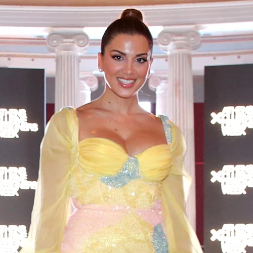 Κανόνισες βραδινή έξοδο με τις φίλες σου; | Φόρεσε το μαύρο φόρεμα σου όπως η Σταματίνα Τσιμτσιλή