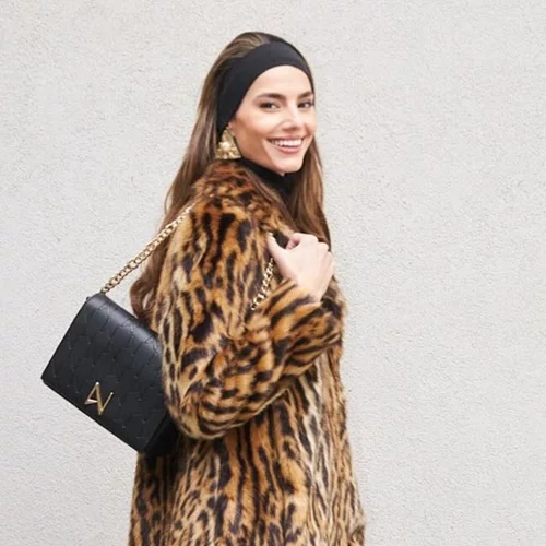 Οι Ελληνίδες celebrities προτείνουν τους πιο chic τρόπους για να φορέσεις μία faux γούνα