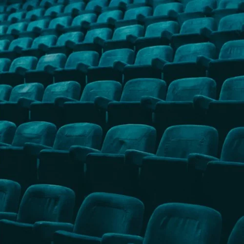 Νέα σοκαριστική καταγγελία νεαρής ηθοποιού | Πασίγνωστος Έλληνας σκηνοθέτης με βίασε μέσα στο αμάξι του