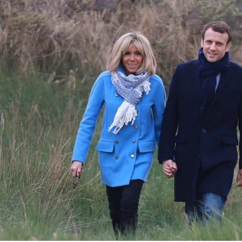 Η Brigitte Macron καθισμένη στα πόδια του συζύγου της, Emmanuel, στο παρασκήνιο της προεκλογικής εκστρατείας του