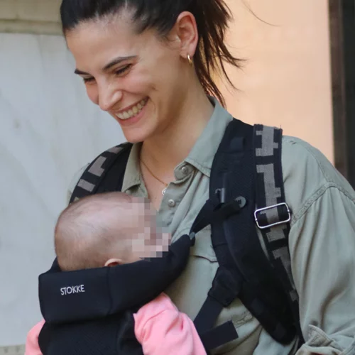 Χριστίνα Μπόμπα | Η νέα φωτογραφία με τις δίδυμες κόρες της από την πρόσφατη βόλτα τους (με stylish outfits)