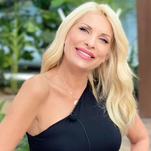 Η Ελένη Μενεγάκη φόρεσε την πιο διάσημη μπλούζα της άνοιξης και είναι Zara