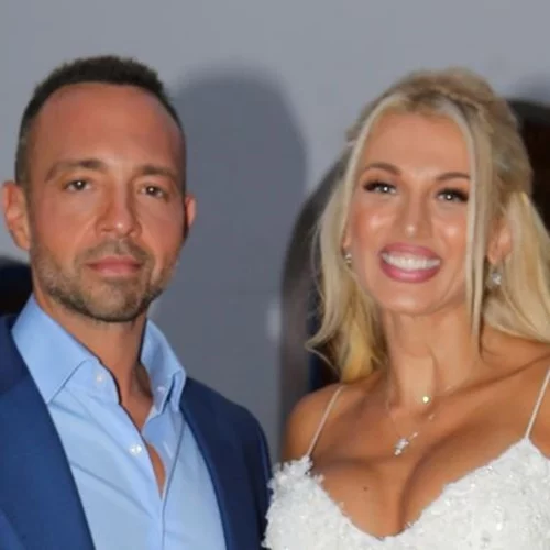 Couple goals | Η Κωνσταντίνα Σπυροπούλου αγκαλιά με τον Βασίλη Σταθοκωστόπουλο στην Αθηναϊκή Ριβιέρα