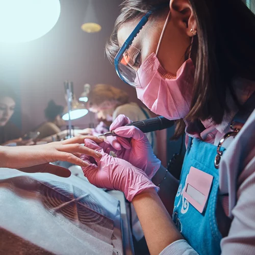 Πώς να γίνεις τεχνίτρια νυχιών σε μόλις 6 εβδομάδες και με χαμηλό κόστος