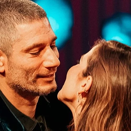 Εριέττα Κούρκουλου Λάτση και Βύρωνας Βασιλειάδης αγκαλιασμένοι στην αμμουδιά