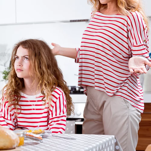 Ανάλυσέ το | Όταν το "αόρατο παιδί" γίνεται ενήλικας