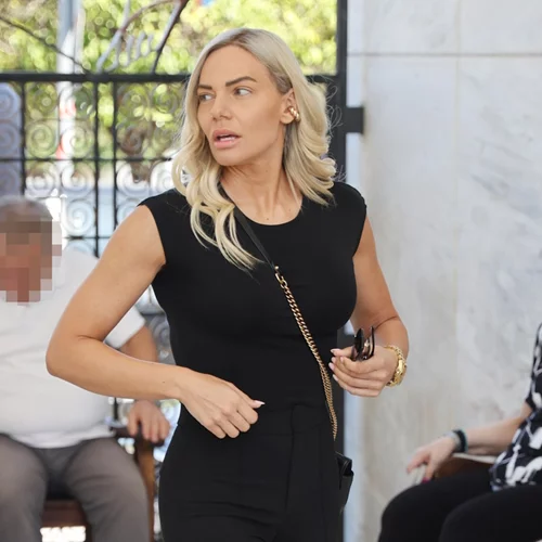 Ιωάννα Μαλέσκου | Στο πλευρό του Λάμπρου Κωνσταντάρα στην κηδεία του πατέρα του