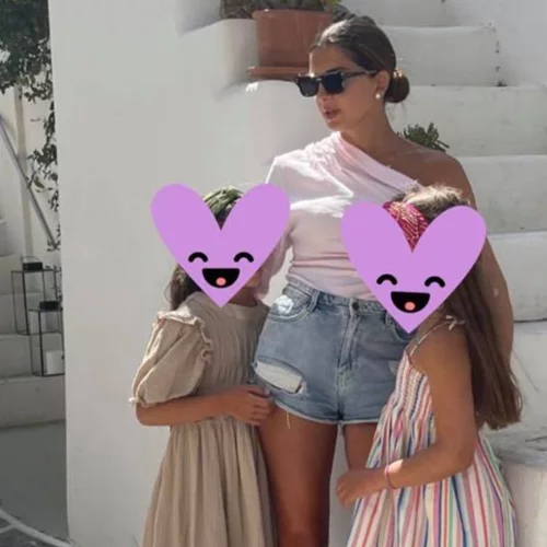 Σταματίνα Τσιμτσιλή | Ποζάρει με τις δύο κόρες της στα σοκάκια της Πάρου (pic)