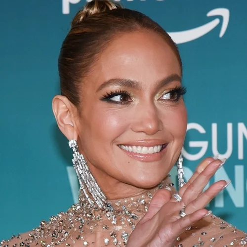 Η Jennifer Lopez υιοθέτησε το πιο όμορφο φλοράλ μανικιούρ της φετινής άνοιξης