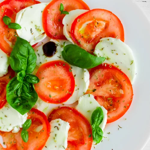 Αυθεντική Caprese | Δοκίμασε τη δροσερή ιταλική σαλάτα που έχει ξετρελάνει το ελληνικό κοινό