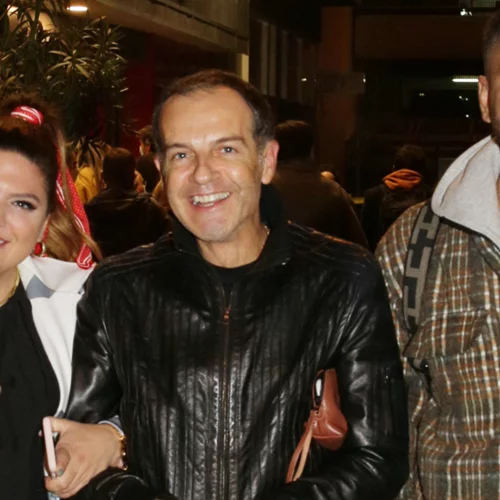 Δανάη Μπάρκα | Με μαύρο midi φόρεμα στο θέατρο με τον Τίμο Ζαχαράτο