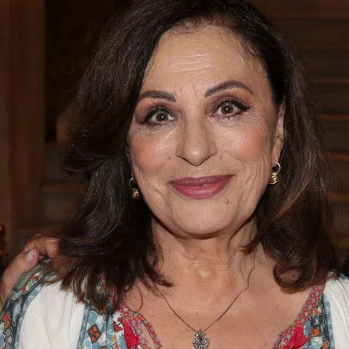 Η Χάρις Αλεξίου στο γάμο της 32 χρόνια πριν | Το κομψό νυφικό με βέλο