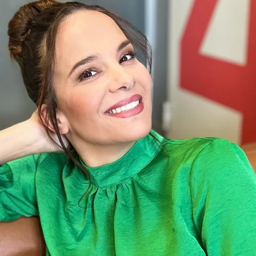 Η Ελιάνα Χρυσικοπούλου στο φωτεινό σαλόνι της | Οι ανοιχτόχρωμοι καναπέδες και η γωνιά με το τζάκι