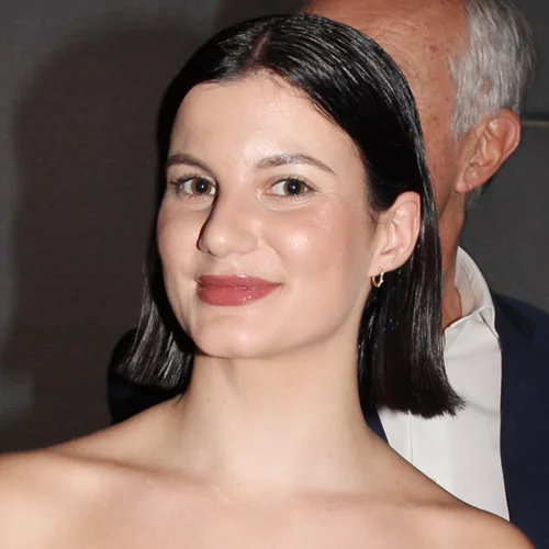 Η Αλίκη Καραμανλή με δερμάτινο παντελόνι σε θεατρική πρεμιέρα | Στο πλευρό της ο Κώστας Καραμανλής και η Νατάσα Παζαΐτη